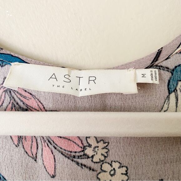 ASTR The Label | Mini Wrap Dress Floral Print V-neck Summer Purple Medium - Picture 8 of 9